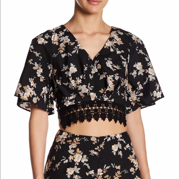 Fate Tops - V-Neck Floral Crochet Crop Top